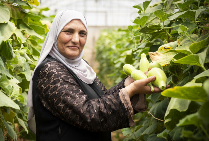 Hanan Al-Saadi visar upp sina odlingar.