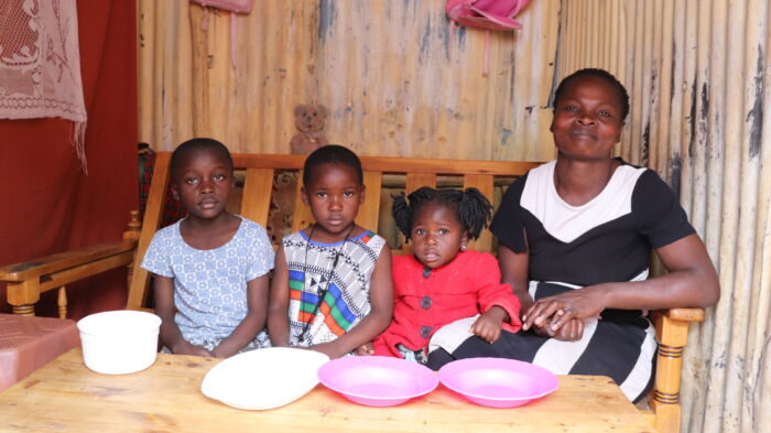 Leilah Andabwa med sina barn Nelius Andabwa, Abigael Nyandiko och Molly Jane i familjens rum. Foto: Catherine Wakinga